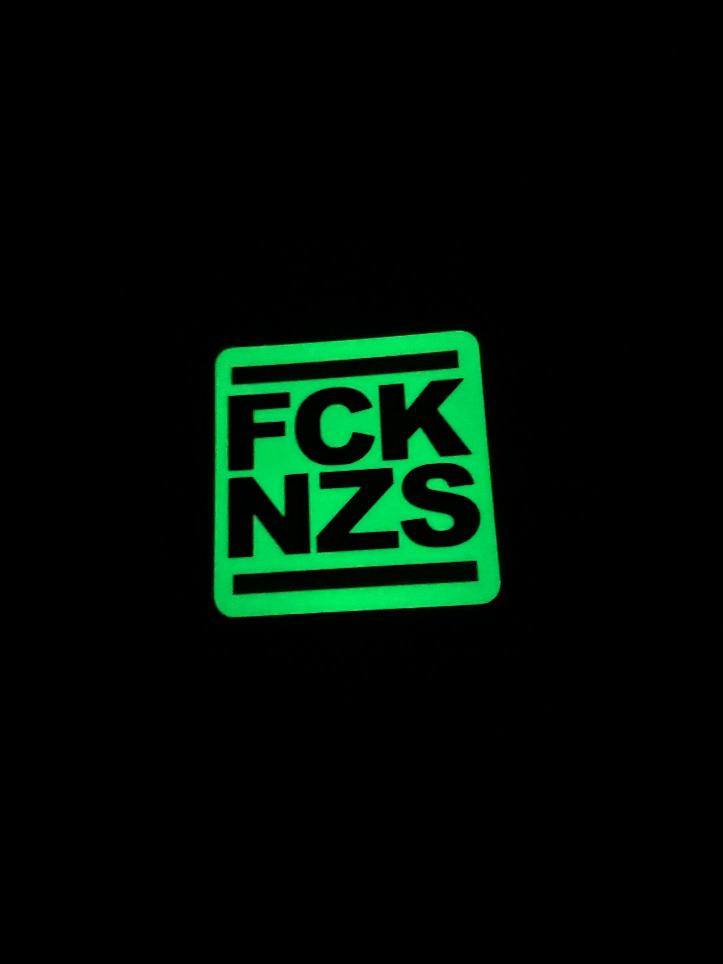 Sticker nachtleuchtend „FCK NZS“