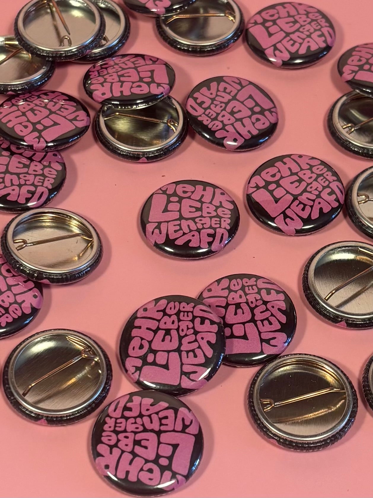 Button Mehr Liebe weniger AFD