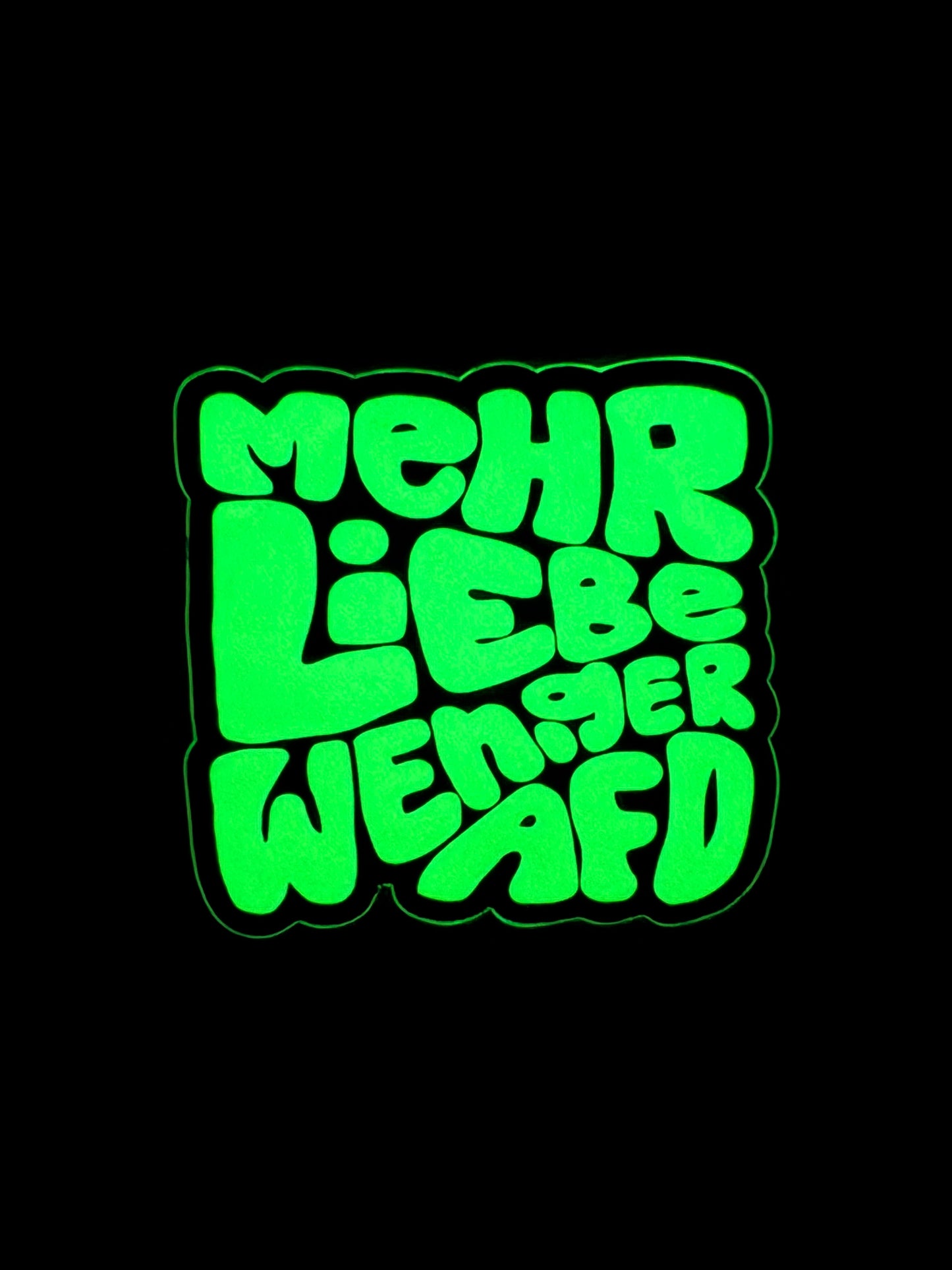 Sticker nachtleuchtend „mehr Liebe weniger AFD“
